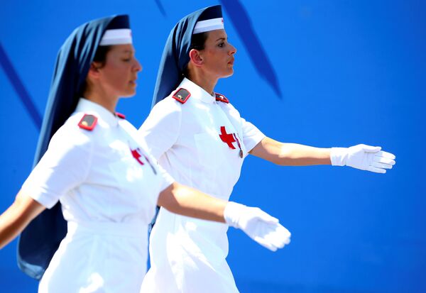 赤十字のイタリア人看護師が共和国記念日を祝う軍事パレードで行進。ローマ - Sputnik 日本