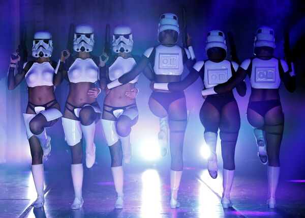 ストームトルーパーを装った女性ダンサーがパロディ・バーレスクショー「 The Empire Strips Back: A Star Wars Burlesque Parody」に出演。ロサンゼルス - Sputnik 日本