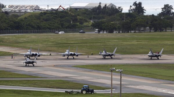  U.S. Air Force F-22 Raptors, right, and two F-15 Eagles prepare for take-off at Kadena Air Base on the southern island of Okinawa, in Japan (File) - Sputnik 日本