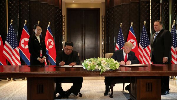 El presidente de EEUU, Donald Trump y el líder norcoreano Kim Jong-un firmaron el acuerdo final en la cumbre de Singapur - Sputnik 日本