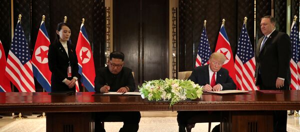 El presidente de EEUU, Donald Trump y el líder norcoreano Kim Jong-un firmaron el acuerdo final en la cumbre de Singapur El presidente de EEUU, Donald Trump y el líder norcoreano Kim Jong-un firmaron el acuerdo final en la cumbre de Singapur - Sputnik 日本