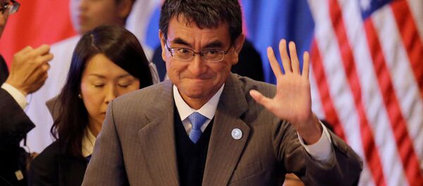 Japanese Foreign Minister Taro Kono waves at the start of the 7th East Asia Summit Foreign Ministers' Meeting and its dialogue partners as part of the 50th ASEAN Ministerial Meetings in Manila, Philippines August 7, 2017 - Sputnik 日本