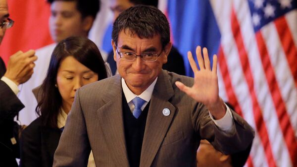 Japanese Foreign Minister Taro Kono waves at the start of the 7th East Asia Summit Foreign Ministers' Meeting and its dialogue partners as part of the 50th ASEAN Ministerial Meetings in Manila, Philippines August 7, 2017 - Sputnik 日本