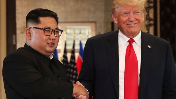El líder norcoreano Kim Jong-un y el presidente de EEUU, Donald Trump - Sputnik 日本
