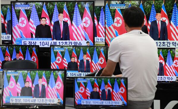 米朝首脳会談の中継を見るソウルの住民 - Sputnik 日本