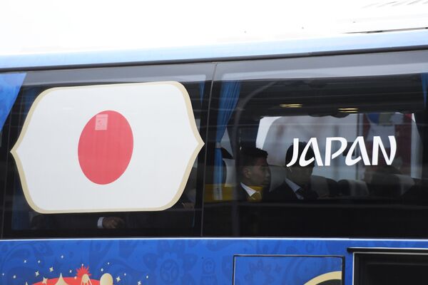 日本人選手らを乗せたバス - Sputnik 日本