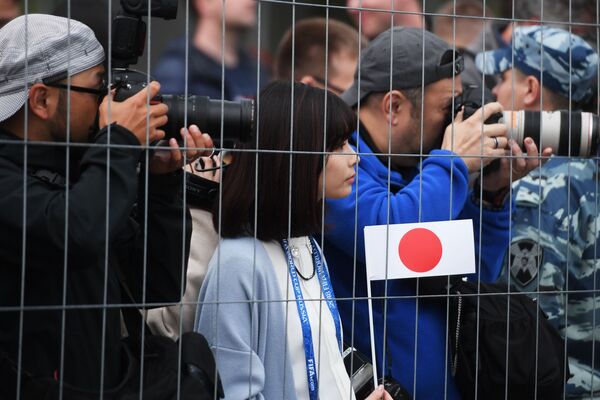 ファン、記者団が到着した選手らを迎える - Sputnik 日本