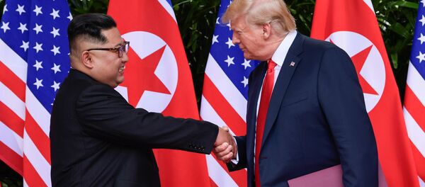 U.S. President Donald Trump and North Korea's leader Kim Jong Un shake hands during the signing of a document after their summit at the Capella Hotel on Sentosa island in Singapore June 12, 2018 U.S. President Donald Trump and North Korea's leader Kim Jong Un shake hands during the signing of a document after their summit at the Capella Hotel on Sentosa island in Singapore June 12, 2018 - Sputnik 日本