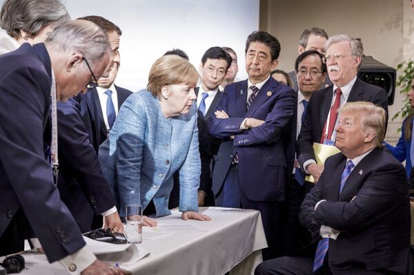 トランプ米大統領と話をするドイツのメルケル首相 。カナダで開かれたＧ７サミットにて - Sputnik 日本