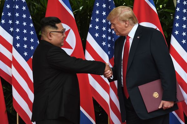 北朝鮮の金正恩朝鮮労働党委員長と米国のトランプ大統領。米朝会談の総括文書への署名式にて - Sputnik 日本