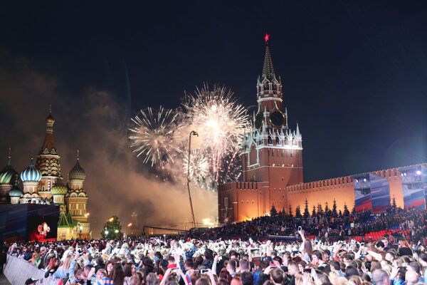 「ロシアの日」を記念して打ち上げられた花火。モスクワにて - Sputnik 日本