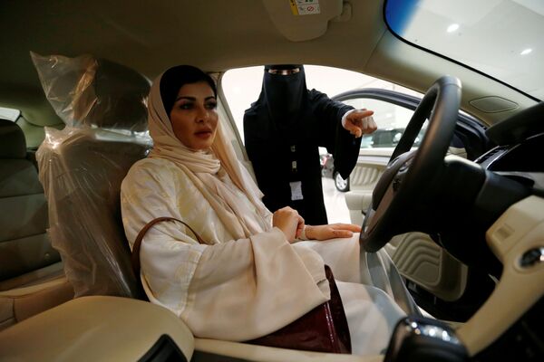 自分用の自動車を選ぶサウジアラビアの女性 - Sputnik 日本