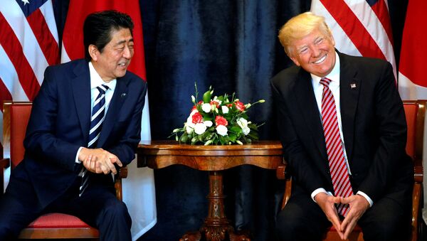 Donald Trump, presidente de EEUU, y su homólogo japonés, Shinzo Abe - Sputnik 日本