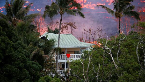Лава возле дома на окраине Пахоа во время продолжающихся извержений вулкана Килауэа на Гавайях - Sputnik 日本