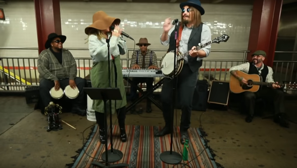 Певица Кристина Агилера и телеведущий Джимми Фэллон выступают инкогнито в нью-йоркском метро - Sputnik 日本
