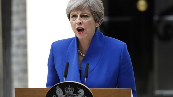 British Prime Minister Theresa May addresses the press in Downing street, London, Friday, June 9, 2017 following an audience with Britain's Queen Elizabeth II at Buckingham Palace where she asked to form a government. - Sputnik 日本