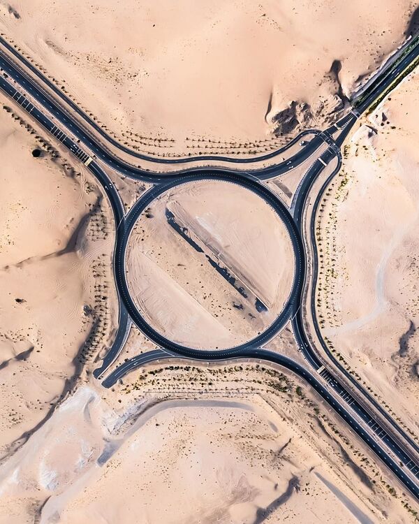 アラブ首長国連邦の砂に覆われた道路 - Sputnik 日本