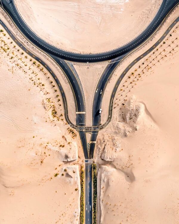 アラブ首長国連邦の砂に覆われた道路 - Sputnik 日本