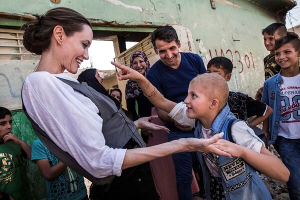 女優のアンジェリーナ・ジョリー国連親善大使と８歳の少年フララク君　イラク - Sputnik 日本