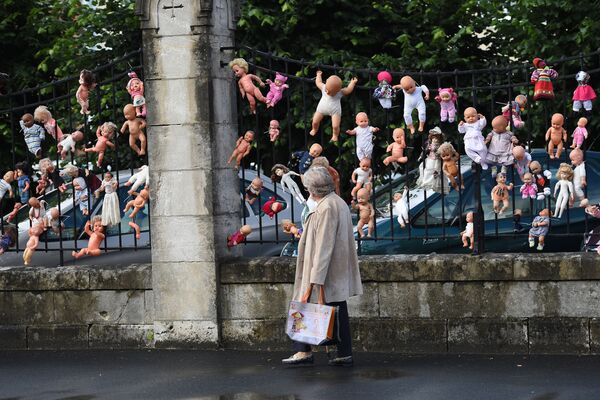 仏フェンスに括りつけられた人形　産院の人員カットに抗議して　ヴィエルゾン市 - Sputnik 日本