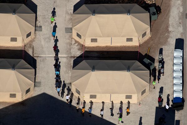 親から引き離された移民の児童のテント暮らし　メキシコとの国境に近い米テキサス州 - Sputnik 日本