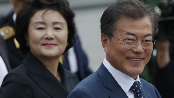 El presidente de Corea del Sur, Moon Jae-in y su esposa Kim Jung-sook durante su visita oficial en Rusia - Sputnik 日本