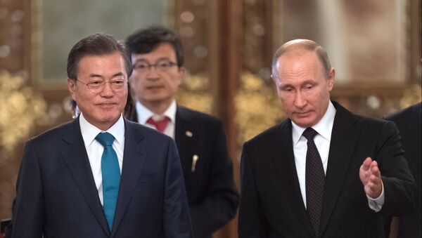 El presidente de Rusia, Vladímir Putin y el presidente surcoreano, Moon Jae-in en Moscú - Sputnik 日本