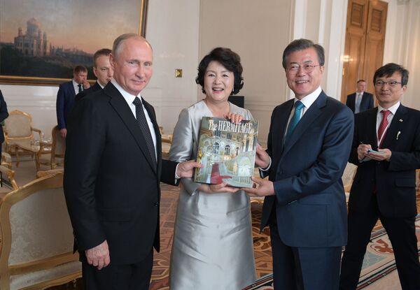 プーチン大統領、韓国の文在寅(ムン・ジェイン)大統領とエルミタージュ美術館の本を頂いた金正淑(キム・ジョンスク)大統領夫人 プーチン大統領、韓国の文在寅(ムン・ジェイン)大統領とエルミタージュ美術館の本を頂いた金正淑(キム・ジョンスク)大統領夫人 - Sputnik 日本