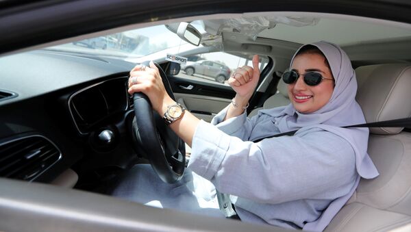 Девушка за рулем в Саудовской Аравии - Sputnik 日本