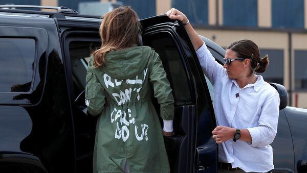 Первая леди США Мелания Трамп садится в автомобиль в дизайнерском пиджаке от Zara с провокационной надписью на спине - Sputnik 日本