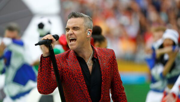 Robbie Williams canta durante la inauguración del Mundial de Rusia en el estadio Luzhnikí de Moscú - Sputnik 日本