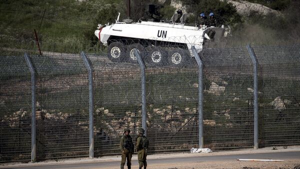 Israeli soldiers (front) stand near the frontier with Syria as members of United Nations peacekeeping force head to retrieve bodies of four killed by an Israeli air strike, in the Golan Heights April 27, 2015. - Sputnik 日本