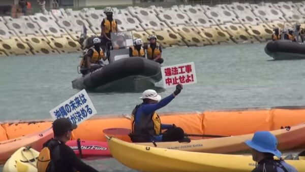 辺野古移設の反対派が海上で約７０艇のカヌーなどから抗議 - Sputnik 日本