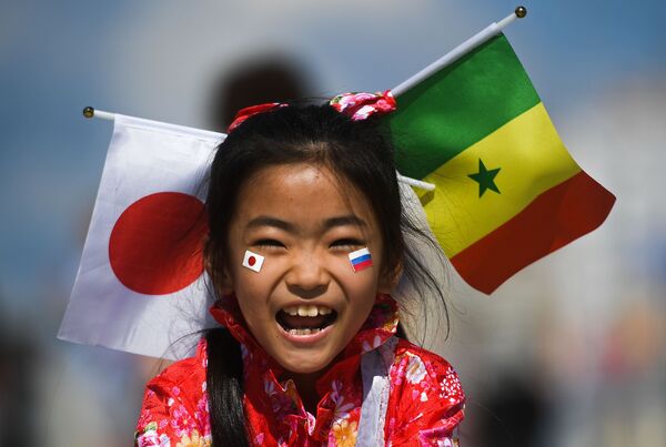 日本対セネガル戦の開始を見守るサポーターの少女 - Sputnik 日本