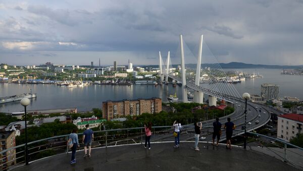 People watch a bridge over the Golden Horn bay from a viewpoint in Vladivostok, Russia, June 8, 2017 - Sputnik 日本