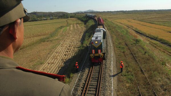 Поезд с русскими рабочими, прибывающий в Северную Корею для реконструкции железных дорог - Sputnik 日本