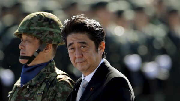 Japanese Prime Minister Shinzo Abe (R) reviews Japanese Self-Defence Forces' (SDF) troops during the annual SDF ceremony at Asaka Base in Asaka, near Tokyo, October 27, 2013 - Sputnik 日本