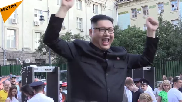 金正恩氏のそっくりさんがモスクワに登場　お嫁さんを見つけ、サッカーボールでリフティング - Sputnik 日本