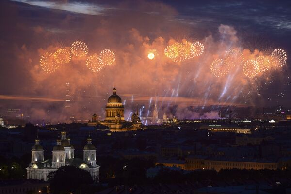 サンクトペテルブルクで、卒業生の祝日「赤い帆２０１８」を記念して打ち上げられる花火 - Sputnik 日本