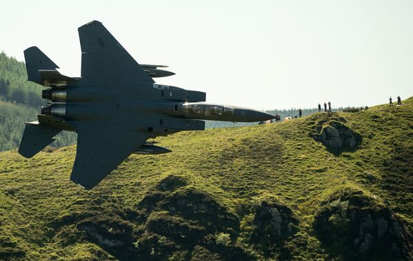 ウェールズ北部にある野原の上を通過する米Ｆ１５戦闘機 - Sputnik 日本
