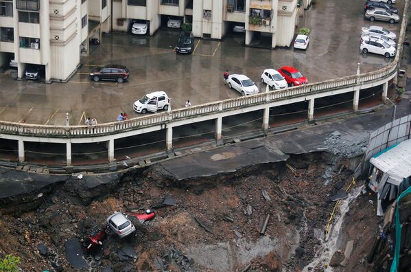 ムンバイでの強い雨の結果、破壊された自動車駐車場 - Sputnik 日本