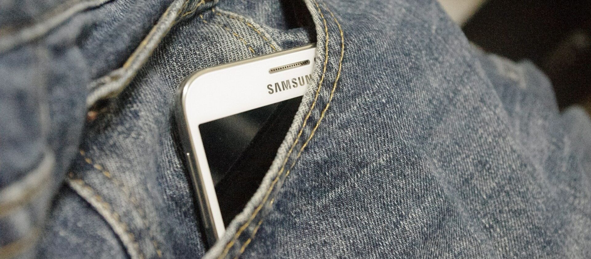 Телефон марки Samsung в кармане джинсов - Sputnik 日本, 1920, 21.04.2021