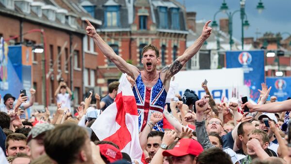 Английские футбольные фанаты празднуют победу сборной Англии над сборной Уэльса во время Чемпионата Европы по футболу 2016 во Франции - Sputnik 日本