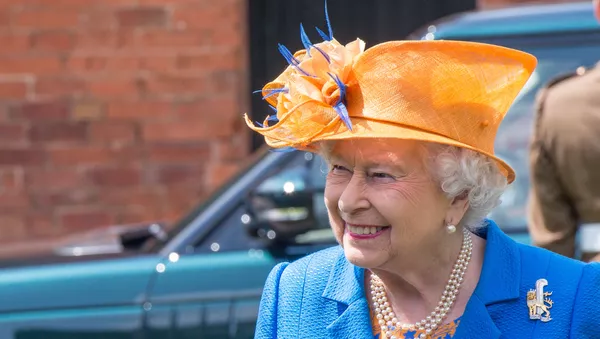 La reina Isabel II llega al hospital donde se encuentran las víctimas del atentado en Mánchester