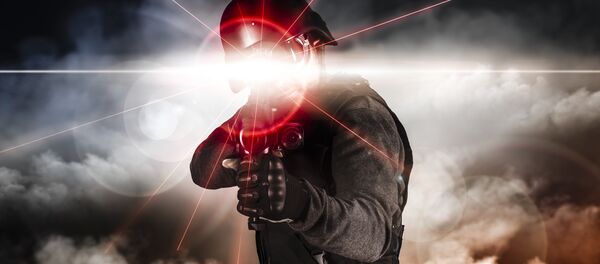 Солдат держит оружие с лазерным прицелом Солдат держит оружие с лазерным прицелом - Sputnik 日本