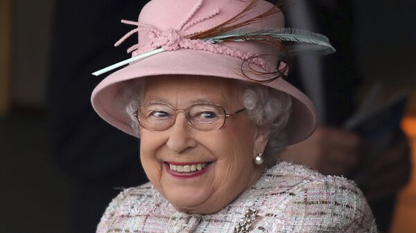 Britain's Queen Elizabeth II smiles as she attends an event at Newbury Racecourse in Newbury England, Friday April 21, 2017. - Sputnik 日本