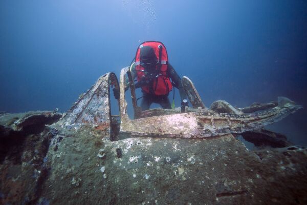 コルシカ島付近に沈んだ米P-47機の上を仏軍事ダイバーが回遊 - Sputnik 日本
