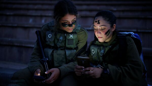 Israeli soldiers of the Search and Rescue brigade rest during a training session in Ben Shemen forest, near the city of Modi'in May 23, 2016 - Sputnik 日本