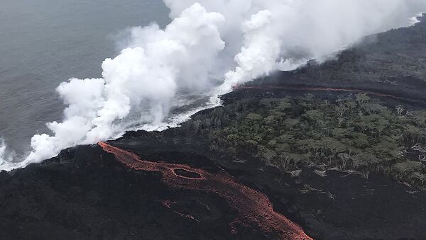 This image provided by the U.S. Geological Survey shows lava as it continues to enter the sea at two locations near Pahoa, Hawaii, Monday, May 21, 2018 - Sputnik 日本