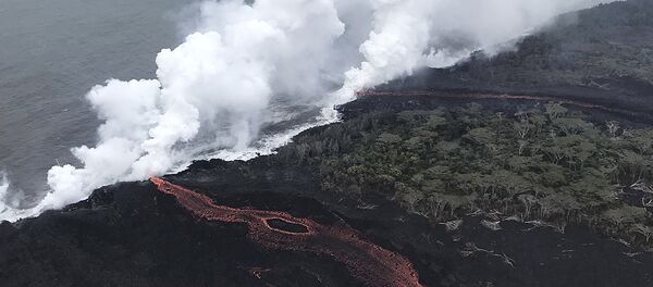 This image provided by the U.S. Geological Survey shows lava as it continues to enter the sea at two locations near Pahoa, Hawaii, Monday, May 21, 2018 - Sputnik 日本
